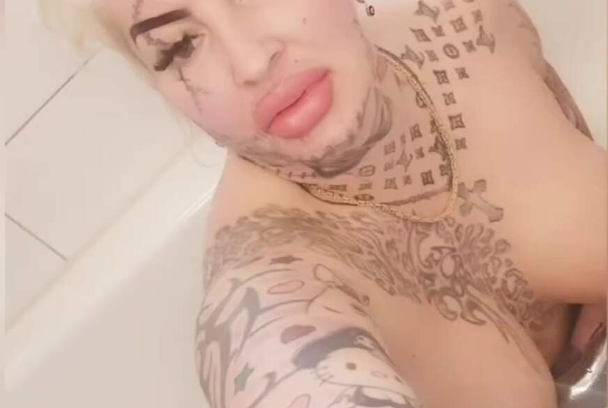 JeannyInkGirl: echter orgasmus in der dusche mit der duschbrause. w**x  mit mir zusammen jetzt!!!
