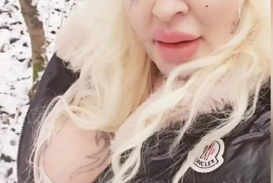 JeannyInkGirl: Ich p***e meinen Natursekt schön in den Schnee outdoor im wald