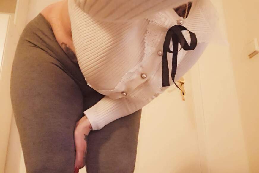 In die Leggings g*****t weil meine Kollegin das Clo besetzt hat von JeannyInkGirl