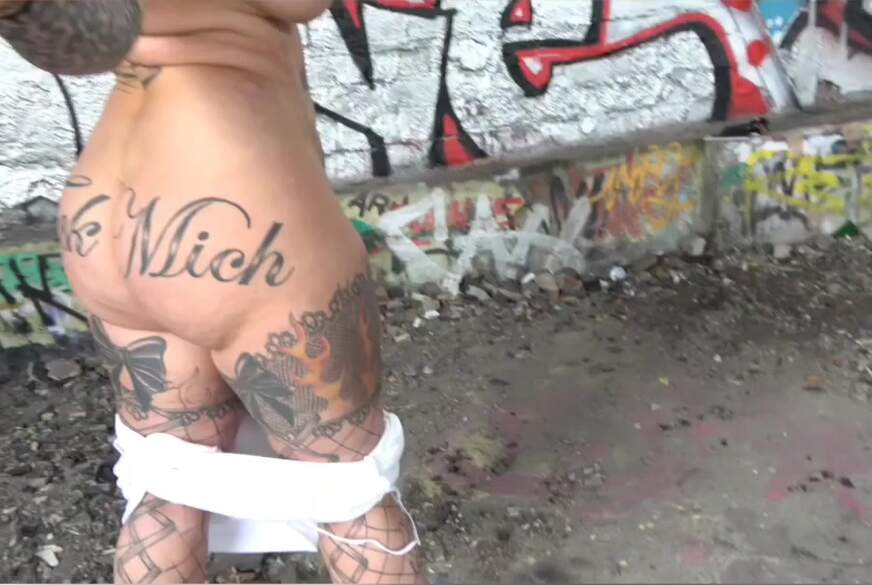 JeannyInkGirl: Outdoor Porno auaf der Motorhaube und im Auto Sex und B**wjob