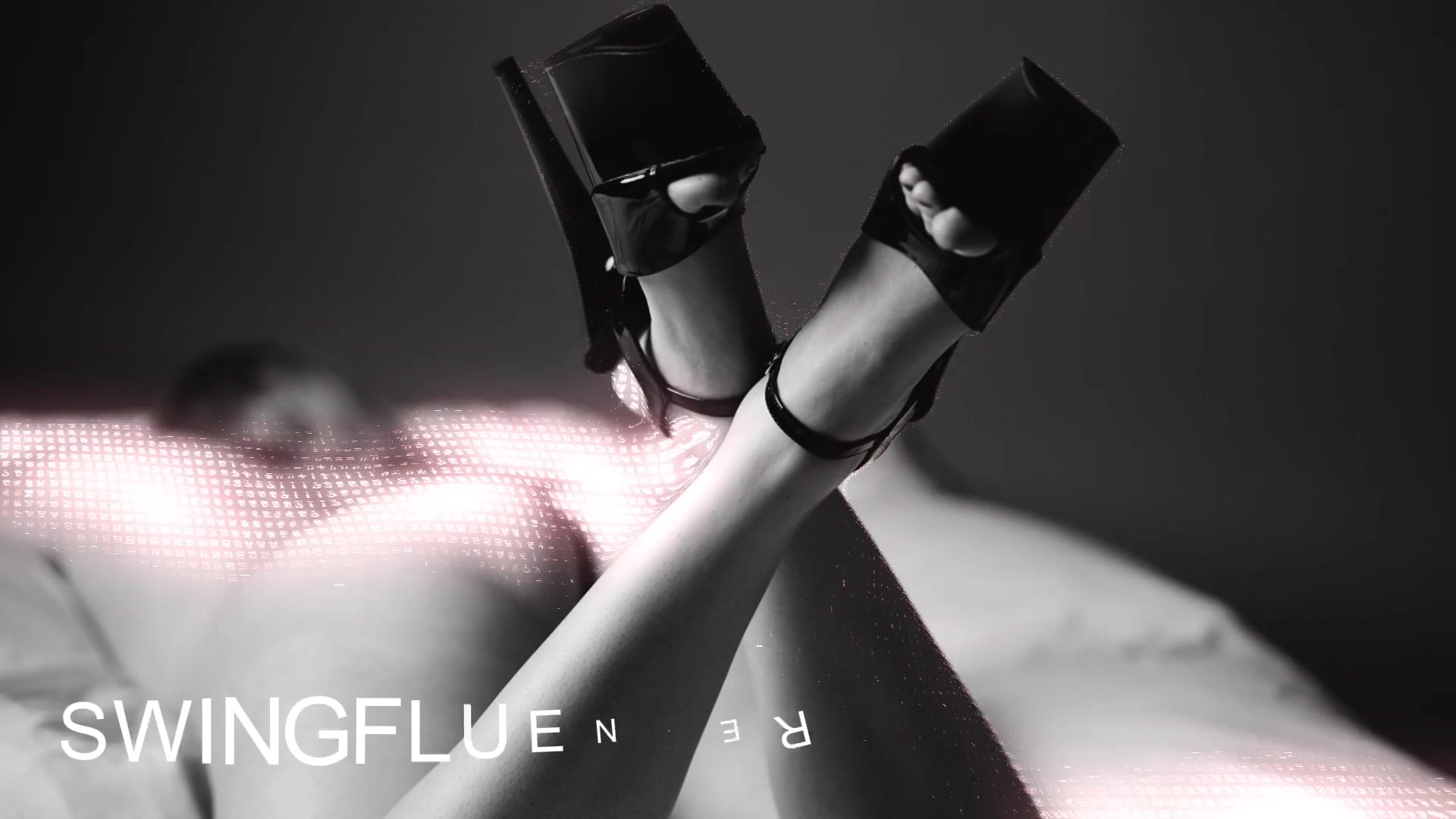 Eine Swingerparty, die im legendären Rotlichtviertel von St. Pauli steigt, klingt zu gut um wahr zu sein? Naja, fast. Der Club in dem die Party stattfand, war jedenfalls sehr nah dran und von der Davidswache über die Reeperbahn inklusive Herbertsgasse war alles da, was das Herz begehrt.
Das besondere: Alle Besucher erhielten beim Eintritt Spielgeld, mit dem sie sich zusätzliche Besonderheiten wie einen apdance leisten konnten. Aber: Wer in bestimmte Bereiche wollte, brauchte mehr als das vorhandene Geld, also musste gearbeitet werden! Ob als Tänzerin, (bestechlicher) Polizist, Kellner oder Dirne, Möglichkeiten gab es viele.
Welche ich gewählt habe und was ich sonst so getrieben habe (und mit wem), erfahrt ihr im Video.