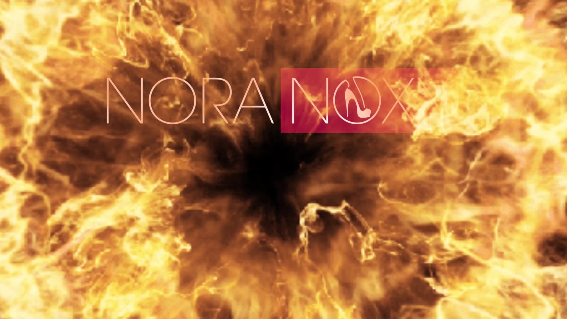 Von Luder und Luden Swingerparty im St. Pauli Style Eine Swingerparty, die im legendären Rotlichtviertel von St. Pauli steigt, klingt zu gut um wahr zu sein? Naja, fast. Der Club in dem die Party stattfand, war jedenfalls sehr nah dran und von der Davidswache über die Reeperbahn inklusive Herbertsgasse war alles da, was das Herz begehrt.
Das besondere: Alle Besucher erhielten beim Eintritt Spielgeld, mit dem sie sich zusätzliche Besonderheiten wie einen apdance leisten konnten. Aber: Wer in bestimmte Bereiche wollte, brauchte mehr als das vorhandene Geld, also musste gearbeitet werden! Ob als Tänzerin, (bestechlicher) Polizist, Kellner oder Dirne, Möglichkeiten gab es viele.
Welche ich gewählt habe und was ich sonst so getrieben habe (und mit wem), erfahrt ihr im Video.