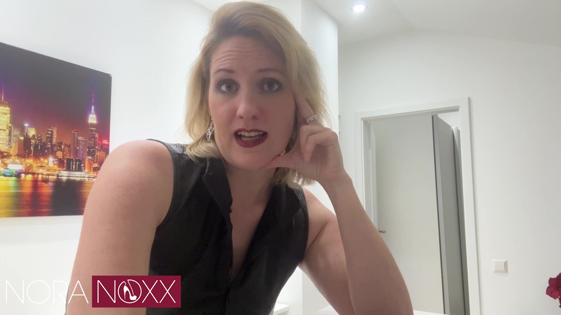 Kann ich als Mann alleine in einen Swingerclub? Wie finde ich den richtigen Club und die richtige Party? Wie verhalte ich mich und was ziehe ich überhaupt an? Diese Fragen klärt Nora Noxx im Video und sagt euch außerdem, wieso ihr kein Erdmännchen sein sollt.