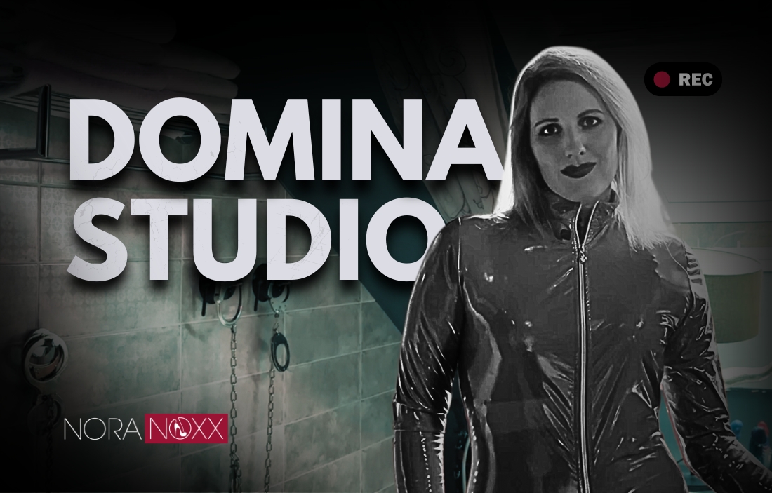 Begleite Nora Noxx ins Dominastudio Wie würde es dir gefallen, wenn ich dich in so ein Studio mitnehme und dir mit verschiedenen Toys einheize… Ich zeig dir einfach mal was es so gibt und erkläre dir was ich damit tun würde  . Tropt das Schwänzchen da schon? Juckt der Arsch? Wir sollten ihn stopfen. Und zwar tief und hart.