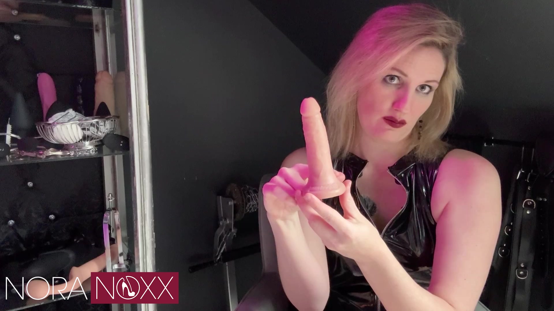 Schwanzvergleich! Ich sage dir welcher Schwanz was taugt
Lang und schmal, der Frauen Qual, kurz und dick, der Frauen Glück? Willst du wissen welcher Schwanz wirklich was kann? Ich hab mir mal die Mühe gemacht und ein paar Schwänze bzw. Dildos verglichen. Wie klein ist deiner denn? Oder hat er etwa eine Größe, die mir gefallen könnte? Finde es heraus und schau mir zu beim vergleichen.