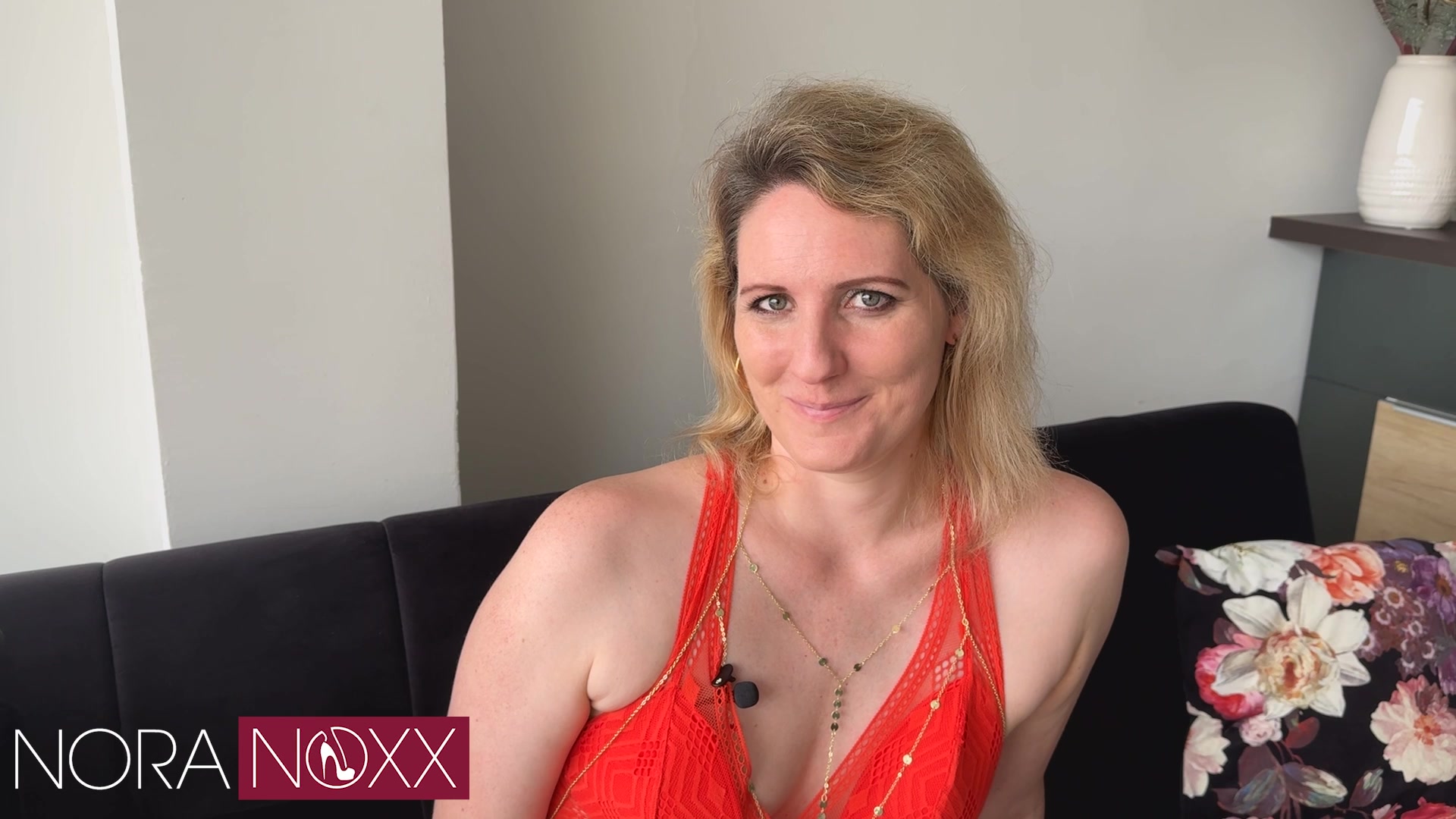 Cap d’Agde muss man als Swingerin einfach mal gesehen haben, dachte ich mir und bin spontan hingefahren. FKK am Mittelmeer und eine ganze Stadt, wo gefühlt alle nackt rumlaufen oder es am Strand treiben xD. Von Luxushotels über Campingplatz, hier gibt es alles. Und den Schweinchenstrand, der seinen Namen aus Gründen hat, muss man gesehen haben! Wieso mich der Schweinchenstrand aber etwas überfordert hat und wie es zum Analsex kam, verrate ich dir im Video.