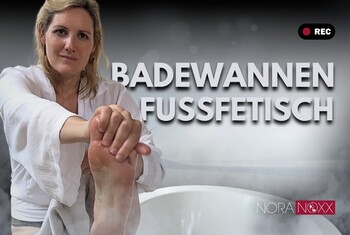 Wunderschöne Füße in der Badewanne