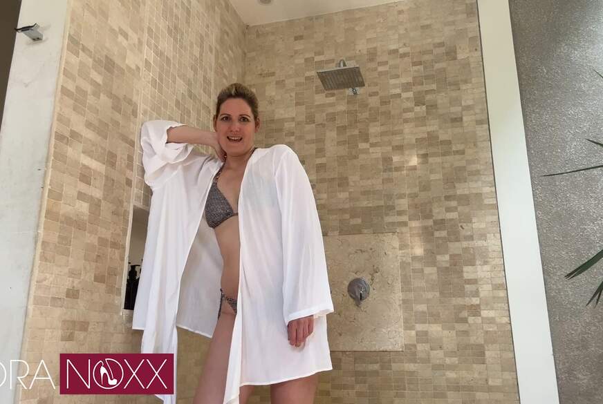 NoraNoxx: Outdoor Regendusche Sauber, nackt und rasiert