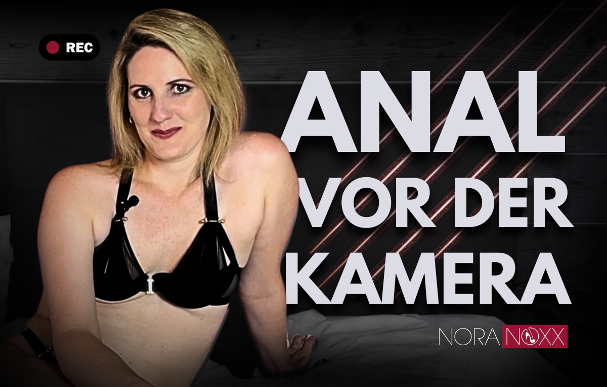 Mein erstes Mal ANAL vor der Kamera! Ich stehe zwar auf anal, aber vor der Kamera habe ich es mich noch nie getraut… Aber jetzt überwinde ich mich und fuck, ist das geil! Mit meinem süßen kleinen Plug, in geilen schwarzen Dessous mache ich nicht nur meinen Arsch richtig geil, sondern auch meine Pussy. Und zwar mit den Fingern, bis ich komme… Willst du mehr davon?