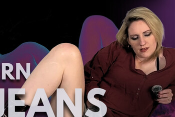 Geile deutsche Milf Nora Noxx macht es sich in Jeansshorts und Heels