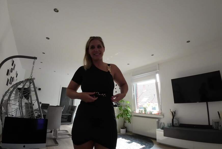 Geiler Curvy Milf im schwarzen mini Kleid g*****t von SandySonne81