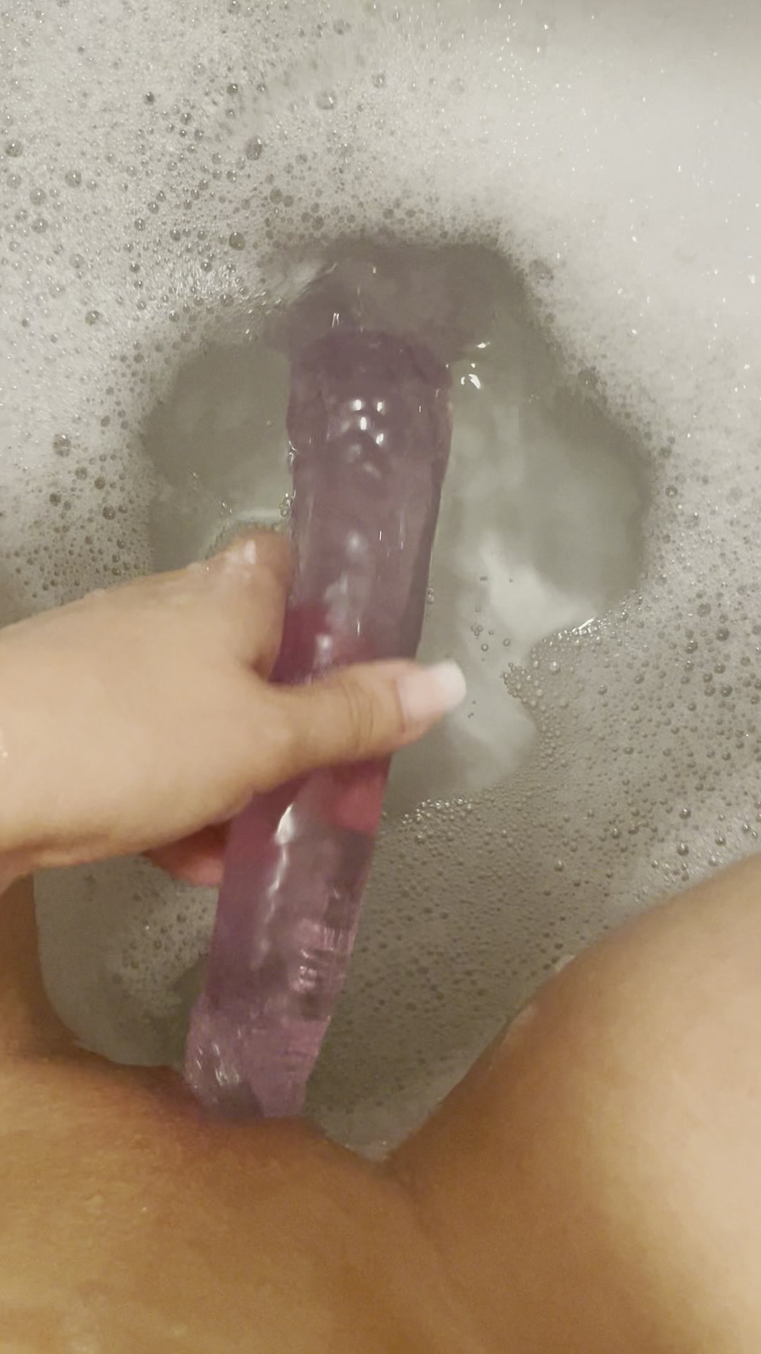 Heute hatte ich mein Freund mit in die Wanne genommen. Er war eine richtig geile Orgasmus Garantie wieder mal und hat es mir richtig geil besorgt.  