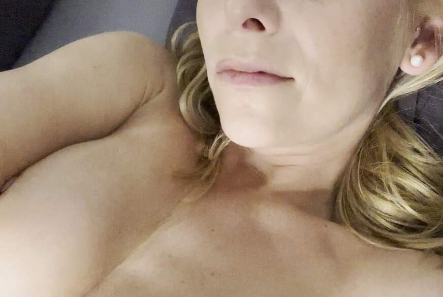 emily-becker: Schau wie ich meine n**se P***y f*****e.