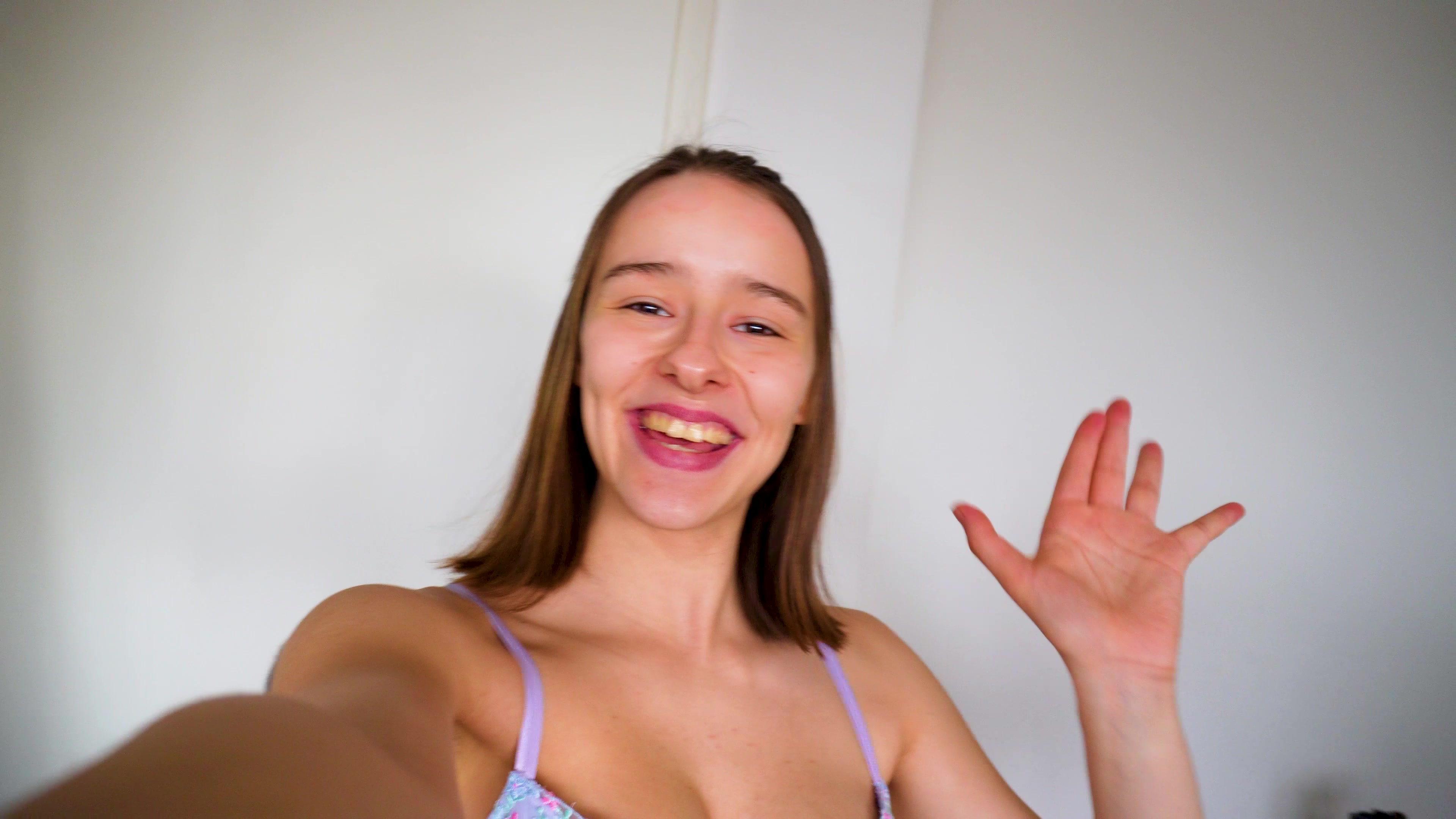 Ich habe da so ein paar Lieblingsoutfits und die würde ich dir gerne zeigen! Wir machen eine kleine Modenschau und du sitzt in der ersten Reihe und weil das hier immer noch „Porno“ ist, siehst du natürlich auch wie ich mich umziehe und wie ich in meinem Eva Outfit aussehe! Welches ist dein Lieblingsset?