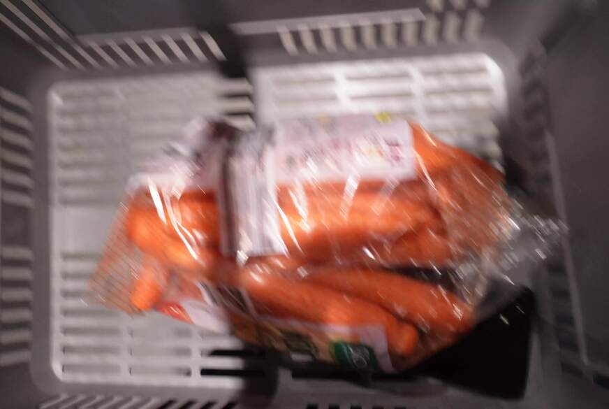 LenaBlush: Hast du mal ein Möhrchen oder auch 2 oder 3? Ich stopfe meine P***y mit dem geilen Gemüse!