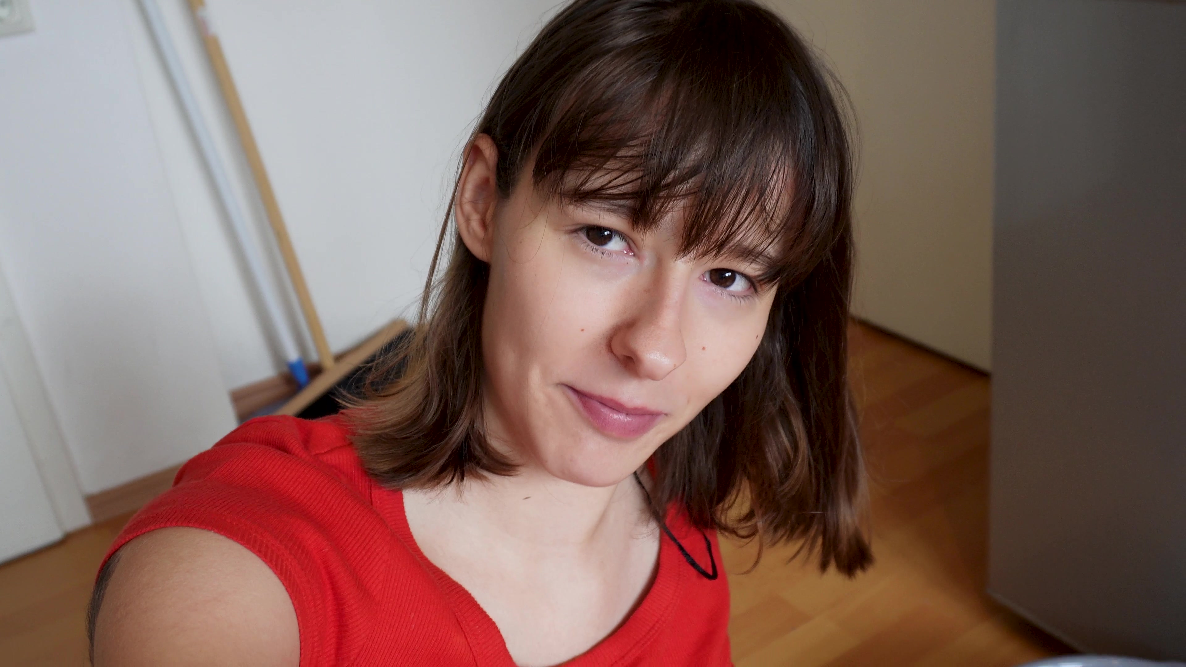 Heute wird’s richtig glatt! Ich zeig dir, wie ich meine Pussy langsam und gründlich rasiere – mit jedem Zug wird’s heißer. Ich liebe das Gefühl von glatter Haut und weiß genau, was ich danach will. Du darfst ganz nah zuschauen