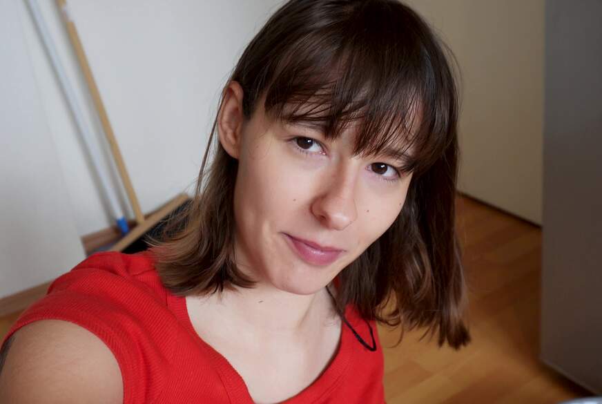 LenaBlush: Glatt und geil! Ich rasier und präsentiere meine P***y bis sie glänzt!