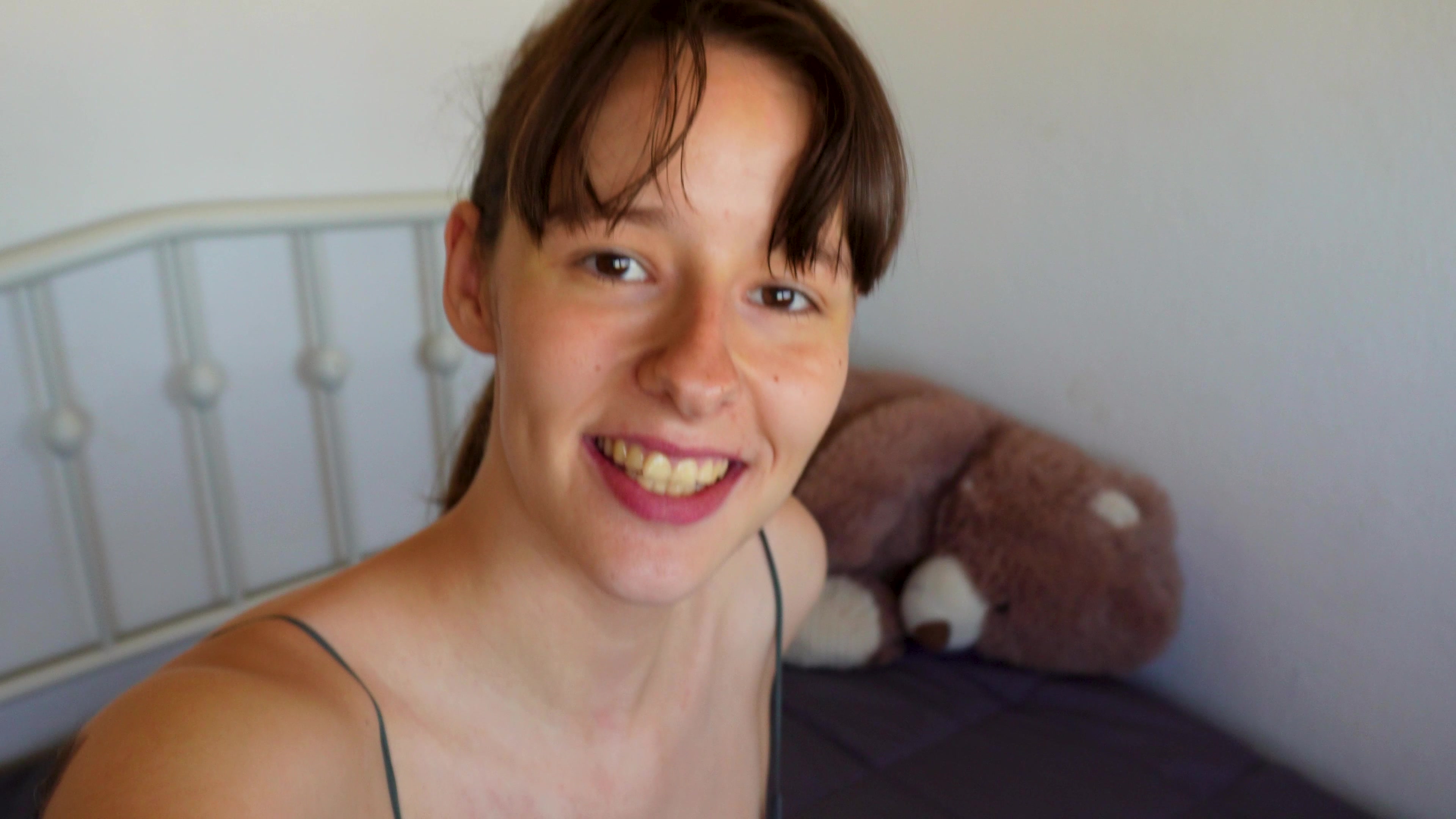 Ich wollte meinen Slip nicht einfach nur tragen… ich wollte ihn fühlen. Tief in mir drin. Und genau da hab ich ihn reingestopft – feucht, warm und so verdammt geil! Mega gefühl wenn ich ihn ganz langsam wieder rausziehe.. und der durft! Mmmhhhh…..