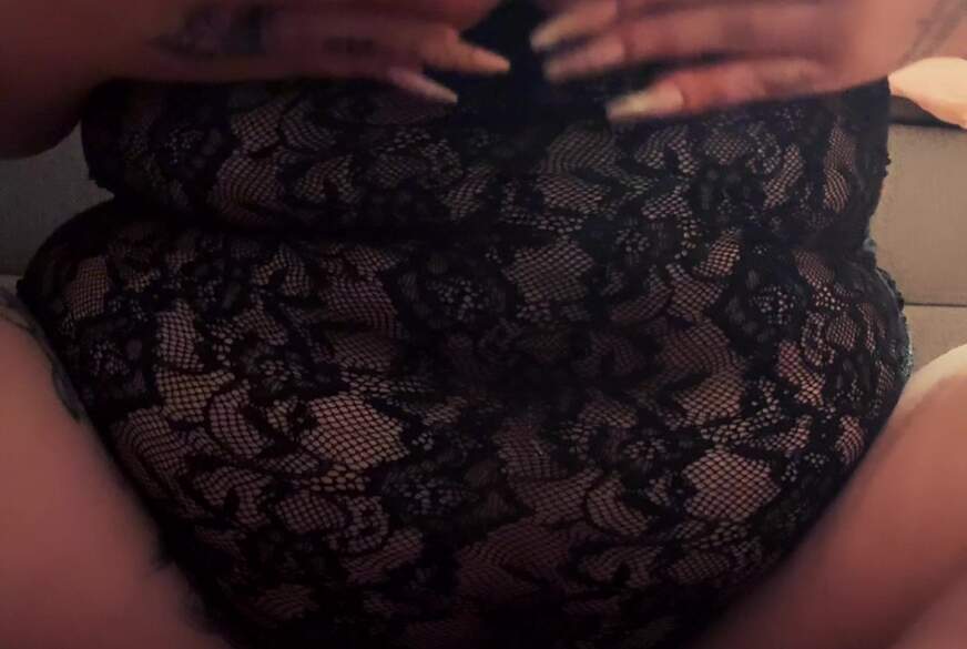 Juicyally: Ich knete meine d**ken Titten für dich!