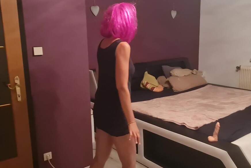 Foxylove69: Foxylove69 f***t ihren Dildo richtig h**t in Ihrem Bett mit zerissene Strümpfe und Sneakers.