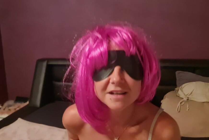 Foxylove69: Foxylove69 f***t ihren Dildo richtig h**t in Ihrem Bett mit zerissene Strümpfe und Sneakers.