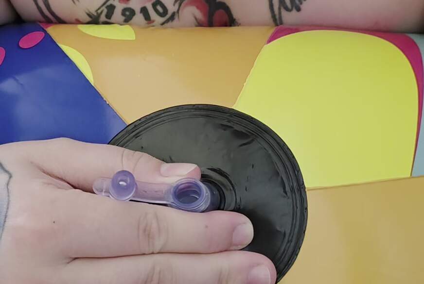 InflatableCouple: Deflating Beachball naked ..Ich lasse nackt die Luft aus einem großen Wasserball heraus