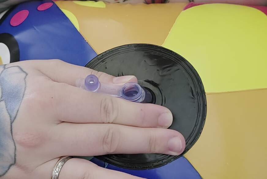 InflatableCouple: Deflating Beachball naked ..Ich lasse nackt die Luft aus einem großen Wasserball heraus