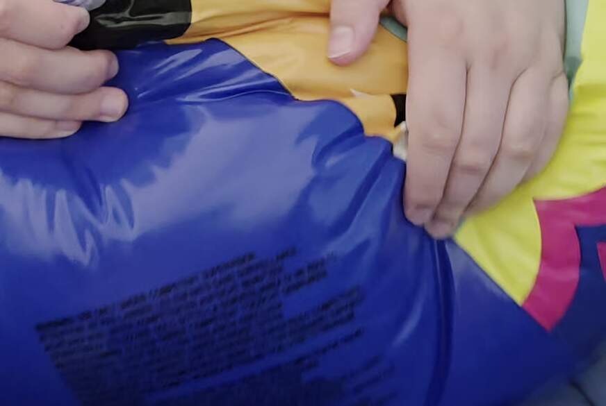 InflatableCouple: Deflating Beachball naked ..Ich lasse nackt die Luft aus einem großen Wasserball heraus
