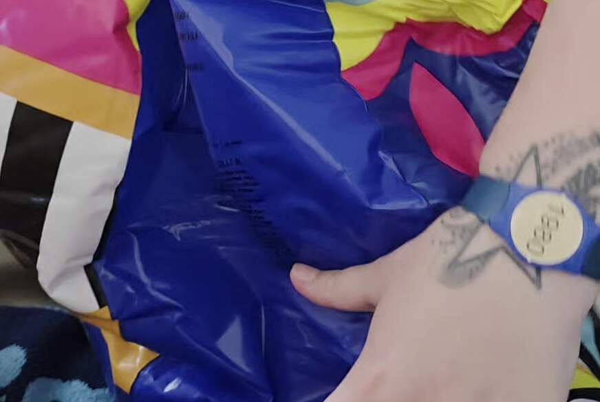 InflatableCouple: Deflating Beachball naked ..Ich lasse nackt die Luft aus einem großen Wasserball heraus