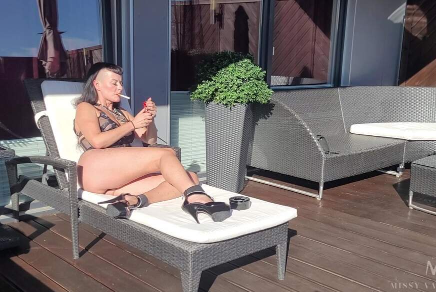 MissyVanLicks: Verdiene dir meine Asche Sklave!