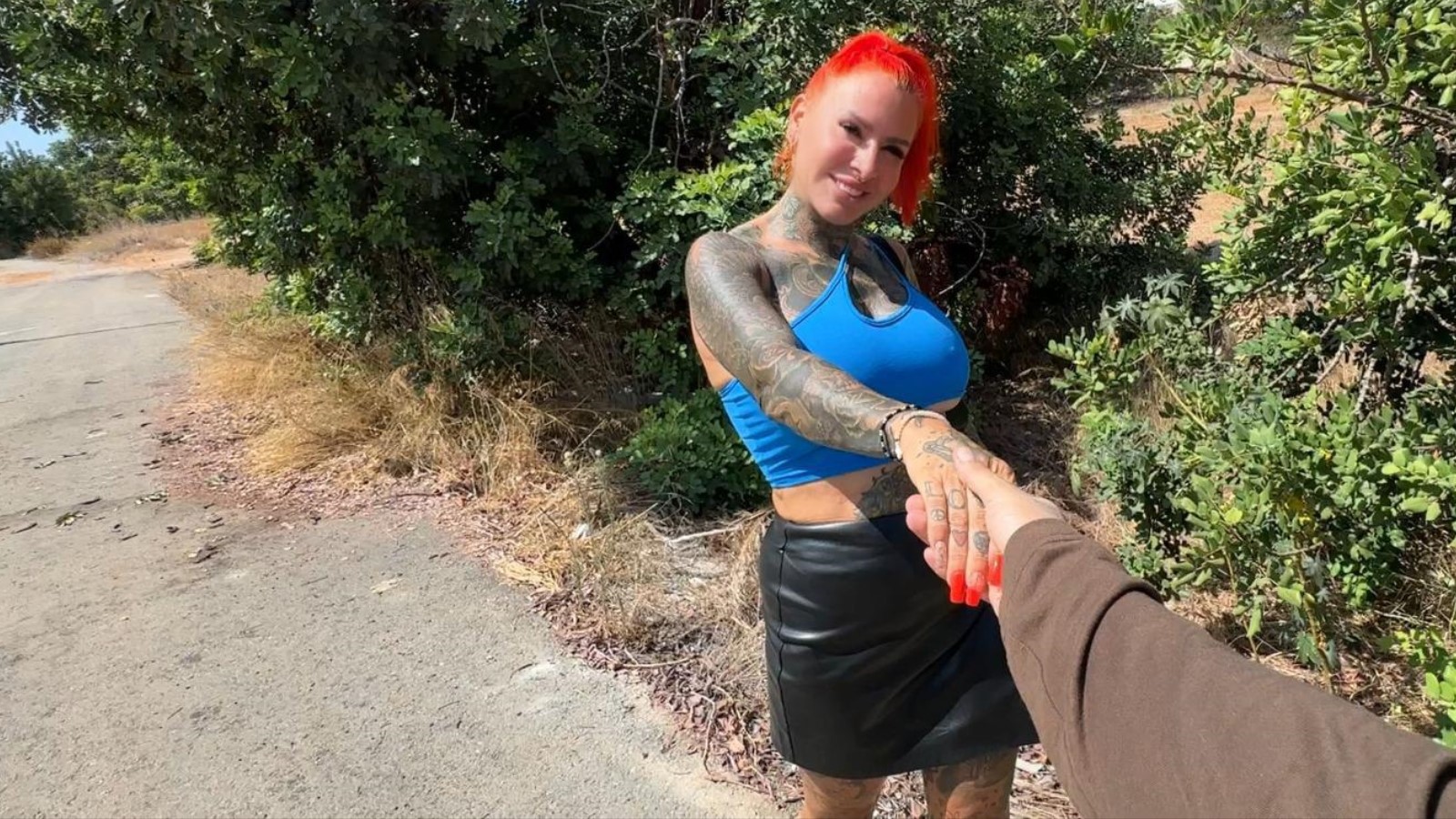 Outdoor Date am Straßenrand! blank ficken, spritzen Danke! 2 mal abgespritz Hab auf ner Dating App einen Typen klargemacht, weil ich einfach ohne bla bla nur gefickt werden wollte, keine große Sache treffen, reinstecken und ficken! Das war’s hehe dreist, oder?! Also hab ich mich am Waldrand verabredet und mich natürlich blank geil abficken lassen, nachdem ich den Schwanz geil geblasen habe! Und als Dank spritz er geil tief rein und da der Schwanz immer noch so geil auf mich ist gibt’s ne krasse Spermaladung auf meinem fetten Arsch! Datest du mich auch mal so?