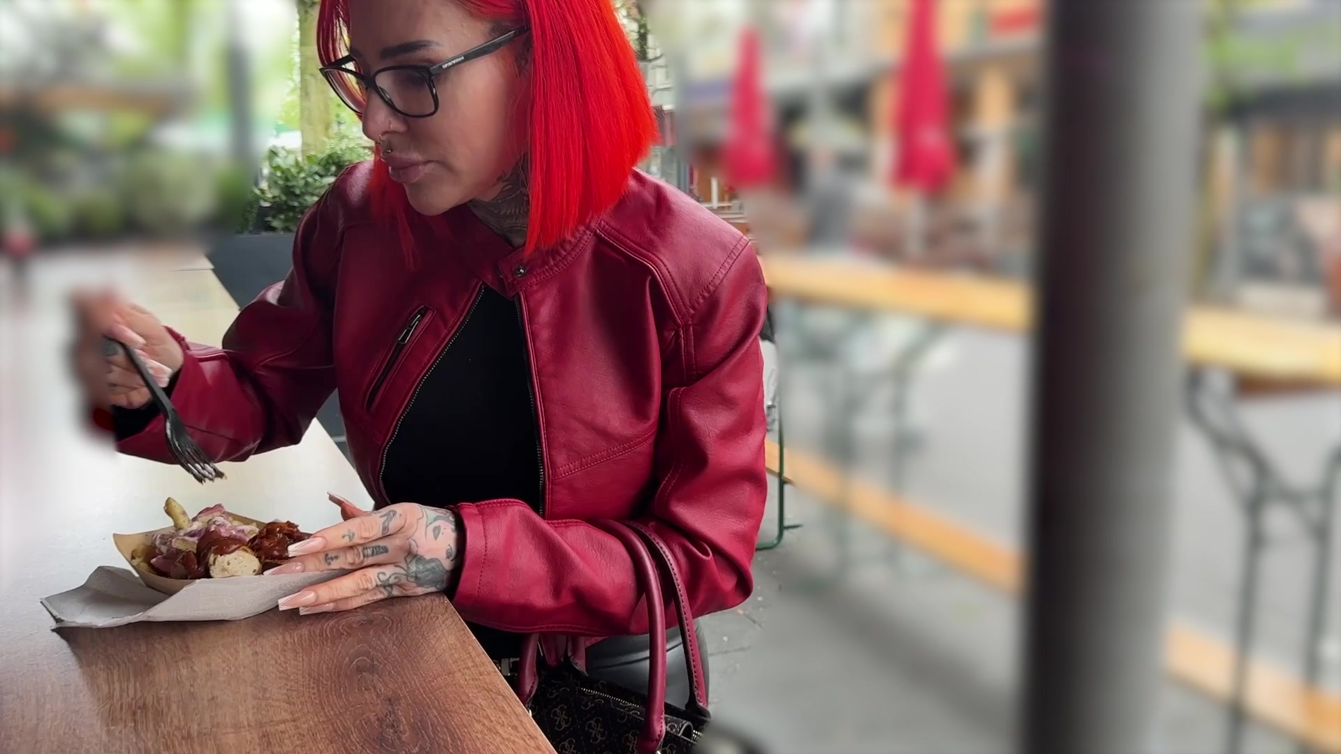 Heute war ich in meiner Lieblingsbratwurst Bude in meiner Hood um kleinen Snack einzulegen... natürlich im sexy Lederoutfit! Als ich so schön meine Wurst genießen wollte hat mich doch gleich ein Typ angequatscht ob neben mir noch ein Platz frei wäre! Na, Platz schon aber den muss er sich erst mal verdienen oder? denn Würstchen kann man nie genug haben Bzw ich bekomme den Hals nie voll also hab ich ihn richtig schön geil Blank abgefickt und mir ne Portion Sperma zum Dessert gegönnt hehe die Ladung war ordentlich! Lädst du mich auch mal auf eine Wurst ein ?