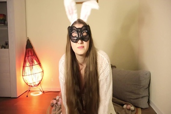 Geile Ostern! Freche Osterhäsin befriedigt sich mit Karotte