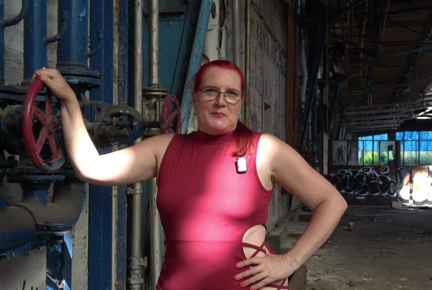 MrsEssen7471: Geiles Shooting und danach im Pornokino 2 S******e verwöhnen