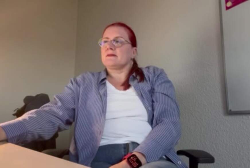 MrsEssen7471: Alleine im Büro und geil, was nun ?
