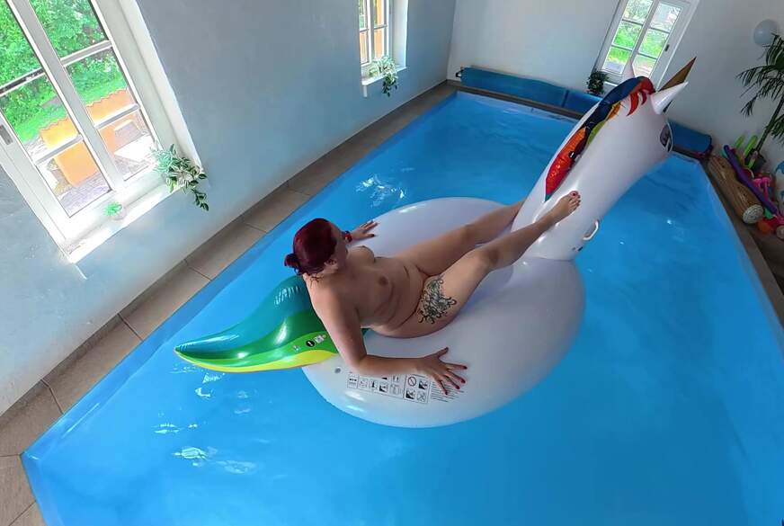 MrsEssen7471: Im Pool mit einer Einhorn Matratze
