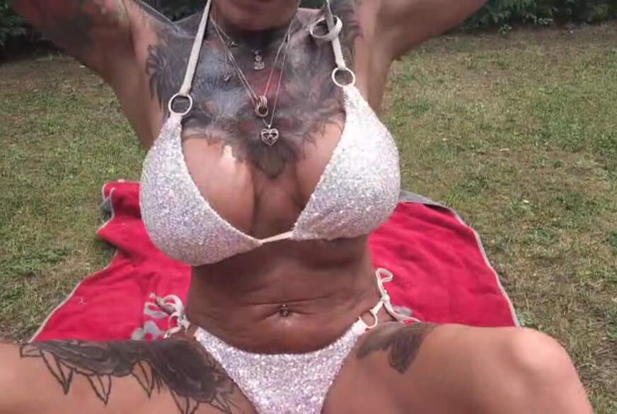 Lucyyyyylove: Schöner Orgasmus in meine Garten vor meinen Nachbarn