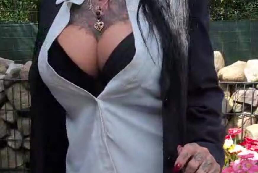 Lucyyyyylove: Frau L******n zieht sich für dich aus