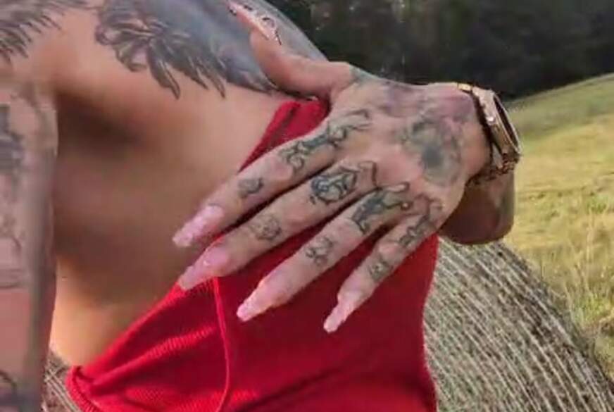 Lucyyyyylove: geiler Spaziergang auf dem Feld - Oben Ohne