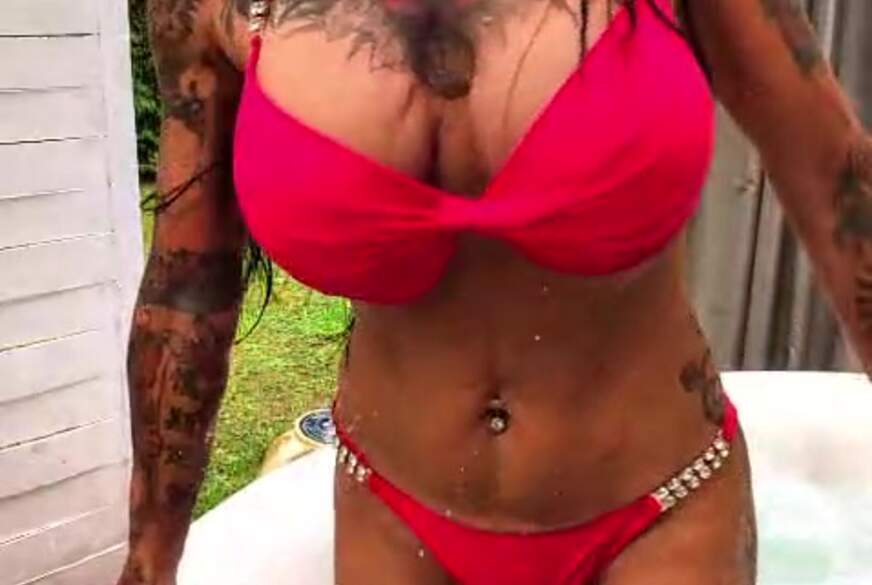 Lucyyyyylove: Women in Red - komm in Pool