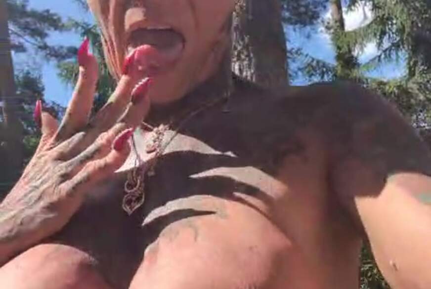 Lucyyyyylove: Golden - Shower im Garten