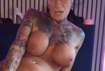Dildo Show im Bordell  - vor meinen F****r