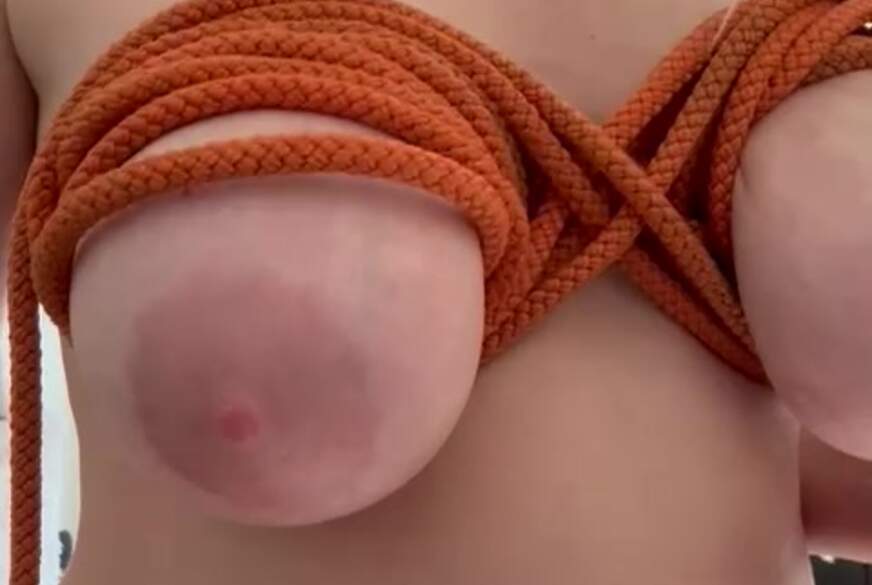 Ich b***e mir die Brüste mit einem seil von Clarapanties pic3