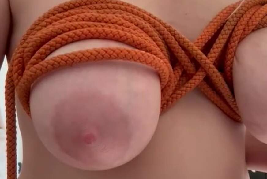 Ich b***e mir die Brüste mit einem seil von Clarapanties pic4