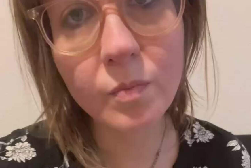 Geile Erotik Geschicht vorlesen und dabei schön an der m****i spielen von Clarapanties