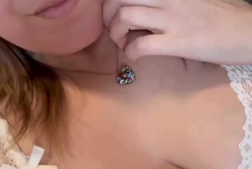 SB und Dildo lutschen in weißem Outfit von Clarapanties