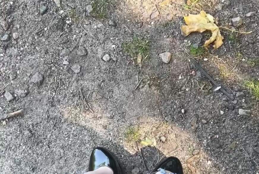 Clarapanties: Füße spielen in High Heels im freien