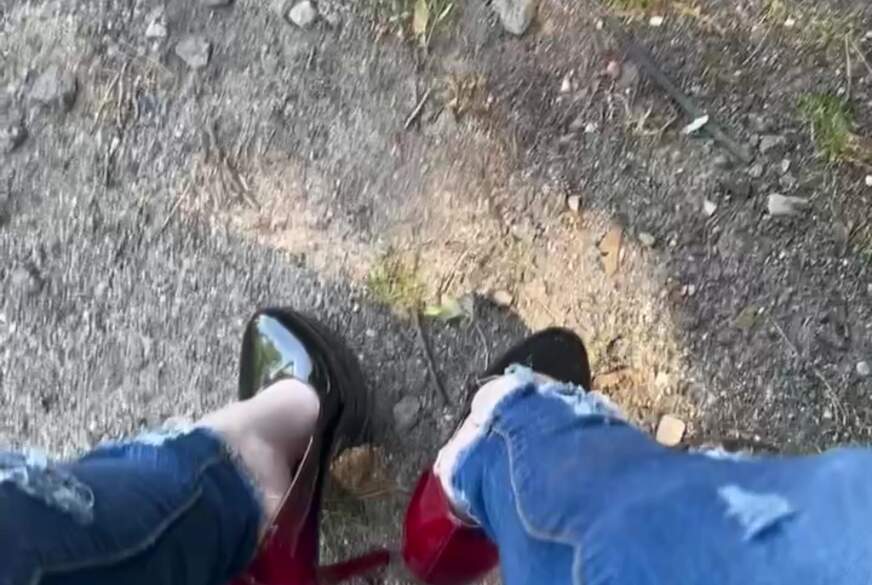 Clarapanties: Füße spielen in High Heels im freien