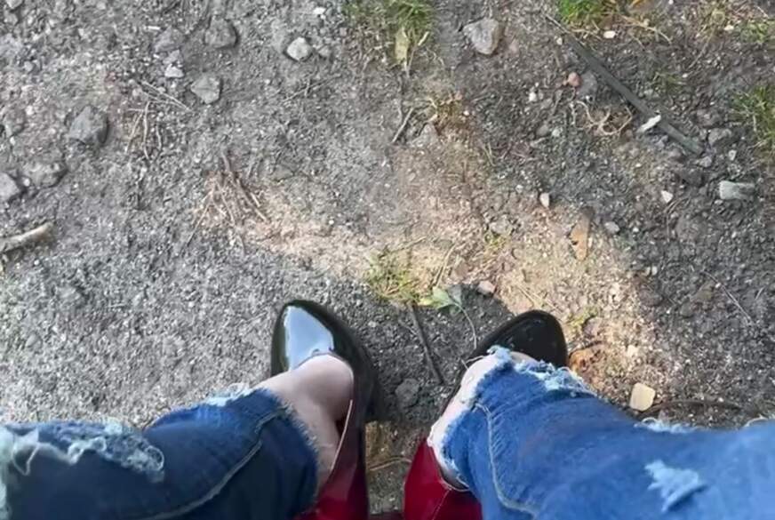 Füße spielen in High Heels im freien von Clarapanties pic3