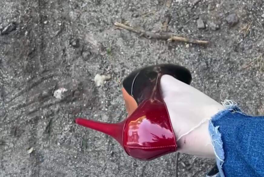 Clarapanties: Füße spielen in High Heels im freien